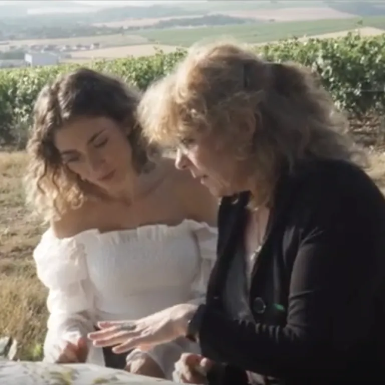 Interview de Charlotte Fromont (Escapades en Bourgogne) : Loin d'être un musée, le patrimoine viti-vinicole bourguignon est une histoire humaine sur une terre de patience